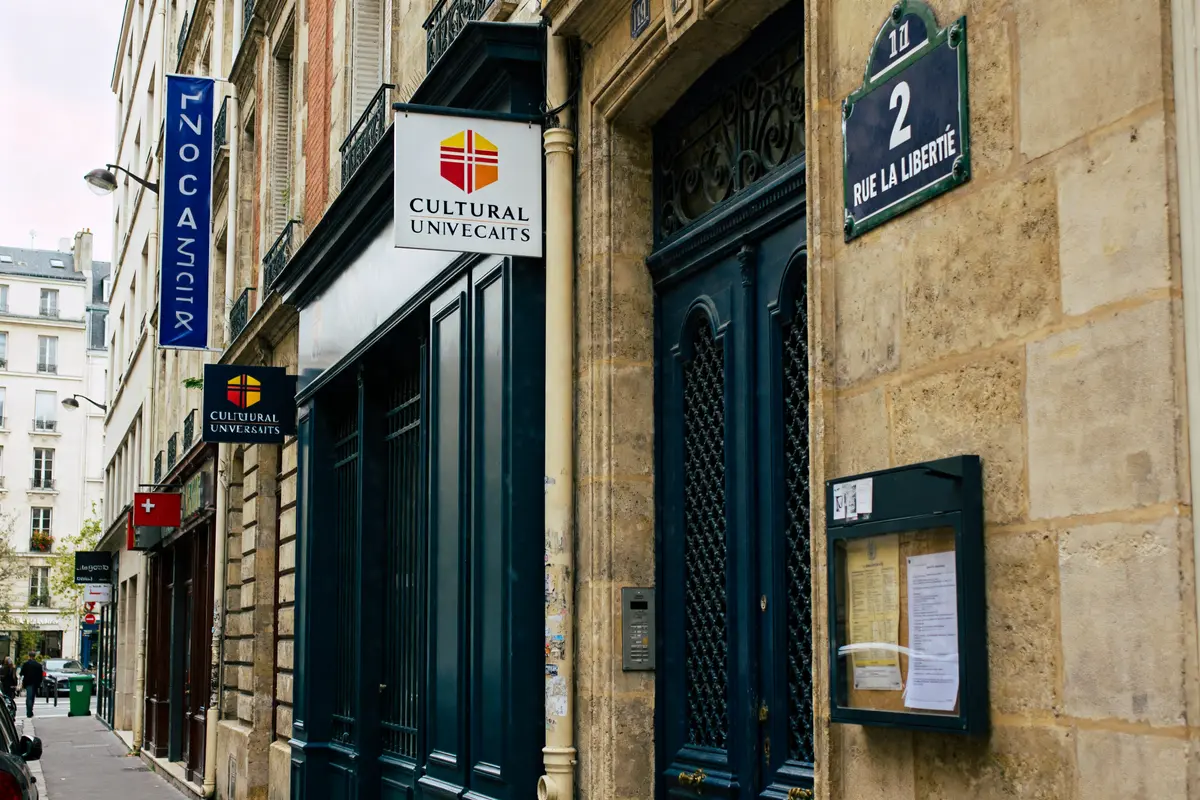 Façade d'une école au 2 rue de la liberté Saint-Denis avec enseignes colorées