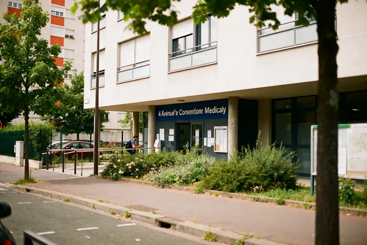 Entrée du bâtiment médical au 4 avenue de la Convention à Bobigny