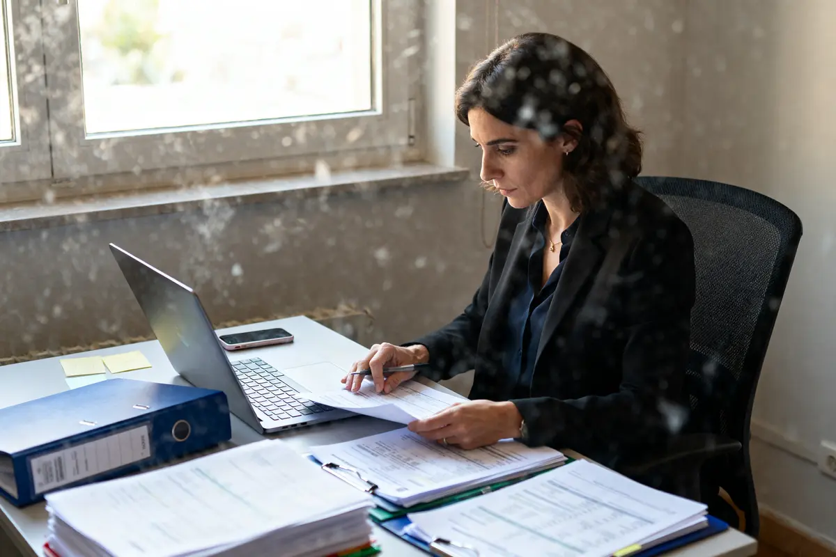 Femme travaillant sur ordinateur, rôle de directrice administrative et financière en entreprise