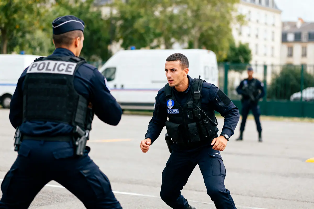 Policiers s'entraînant à l'école des gardiens de la paix en exercice de confrontation extérieure