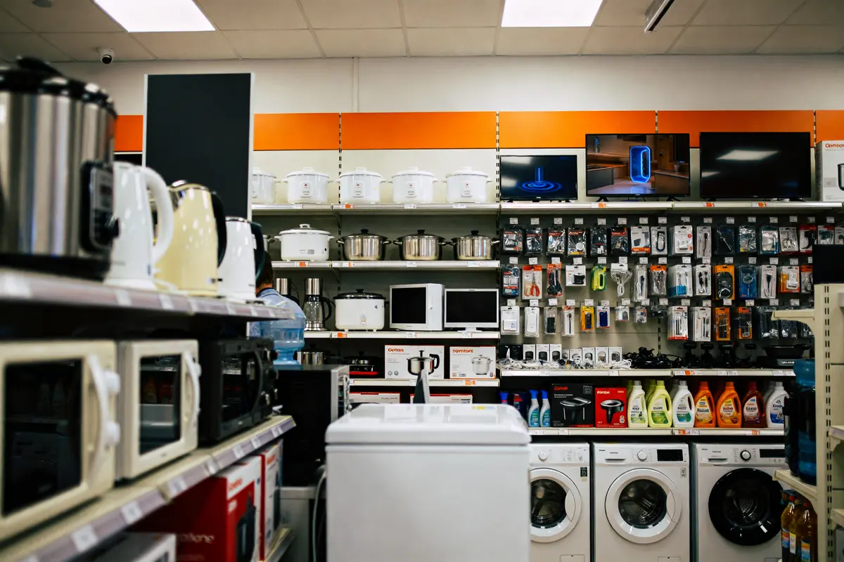 Magasin d'électroménager à Bordeaux avec divers appareils et accessoires en rayons