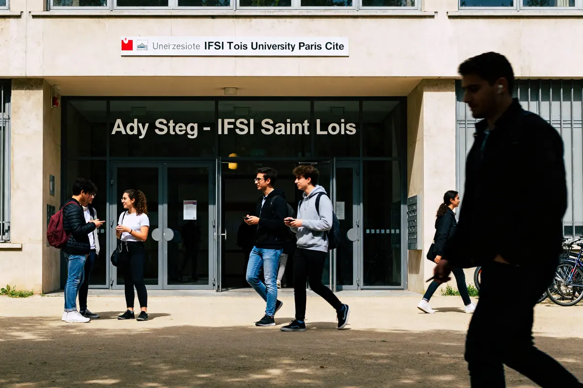 Étudiants devant l'entrée de l'IFSI Saint Louis à l'Université Paris Cité