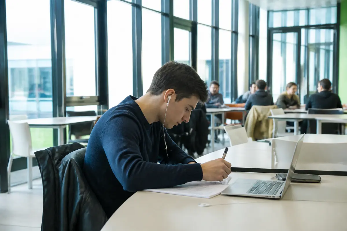 Étudiant travaillant dans une salle de travail à Askoria Saint Brieuc avec ordinateur portable