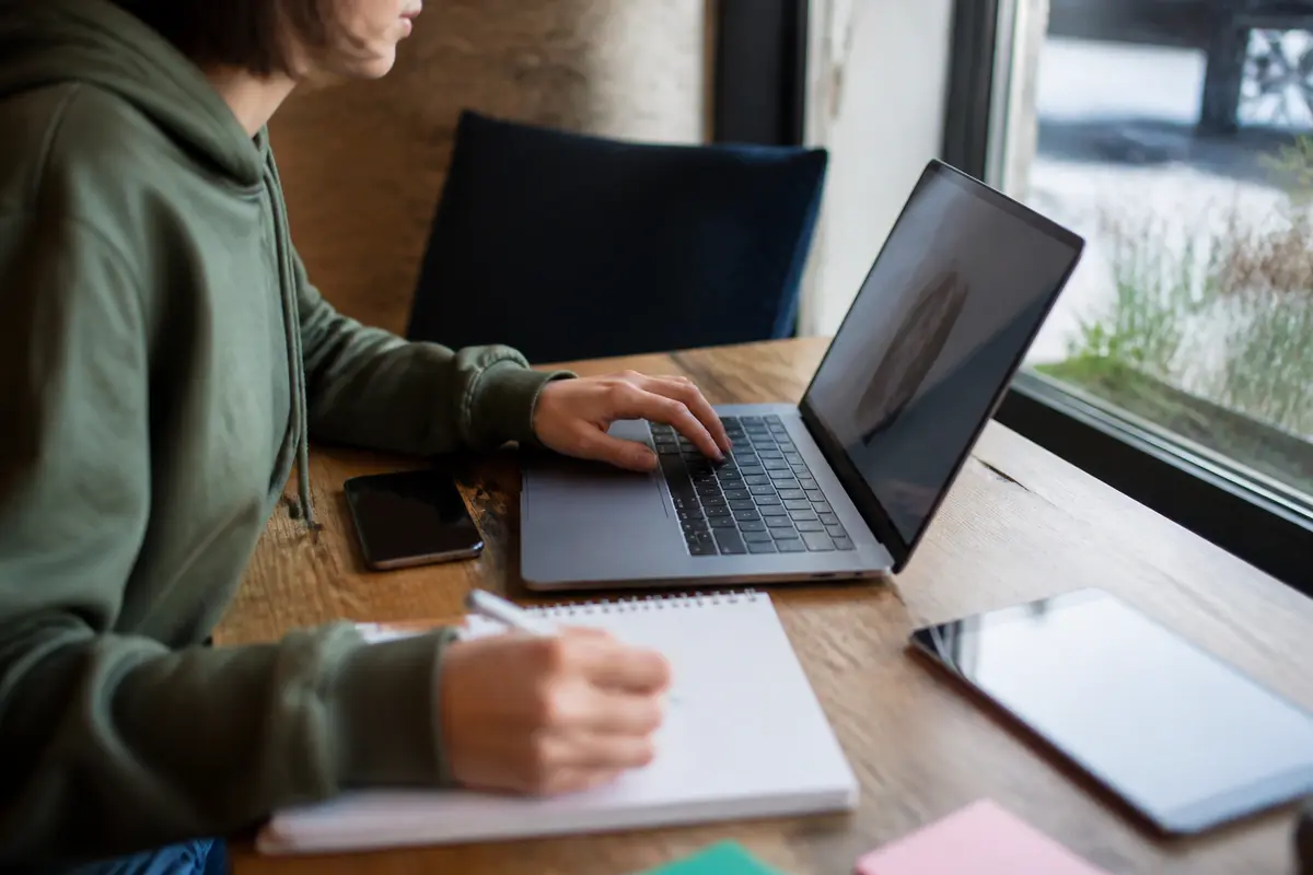 Personne travaillant sur un ordinateur portable, recherche d'avis sur Hupso en ligne